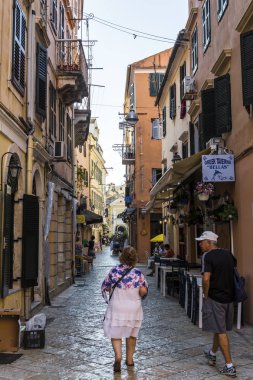 Corfu Island, Yunanistan - 25 Ağustos 2018: Alleyway Corfu eski şehirde Yunanistan