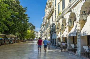 Corfu Island, Yunanistan - 25 Ağustos 2018: Spianada Meydanı - Liston. Tarihi merkezi Corfu town, Yunanistan