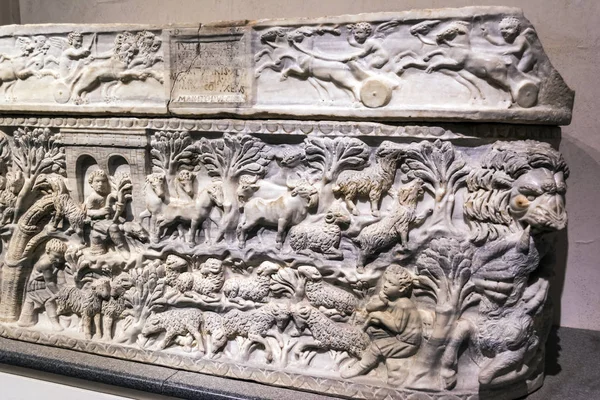 Roma Italia Settembre 2017 Antico Sarcofago Bassorilievo Nelle Terme Diocleziano Immagine Stock