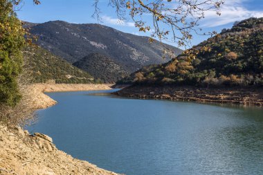 Nehir Ladonas Achaia Aroania dağlarından doğar. Bir baraj Ladona yapay göl oluşturma alanında inşa edilmiştir. Göl su hidroelektrik fabrika enerji sağlar.