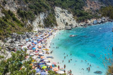 Lefkada Adası, Agiofilli beach, Yunanistan - 29 Ağustos 2016: yaz tatili, plaj, yüzme deniz üzerinde birçok kişi