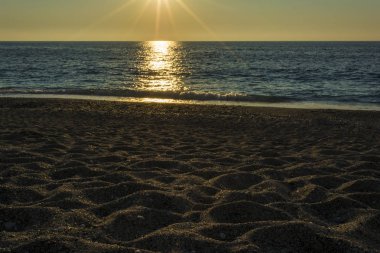 Günbatımı Mylos beach (Lefkada Adası-Yunanistan) üzerinde. Lefkada en etkileyici kumsallar biri Mylos.