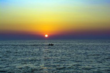 Günbatımı Mylos beach (Lefkada Adası-Yunanistan) üzerinde. Lefkada en etkileyici kumsallar biri Mylos.