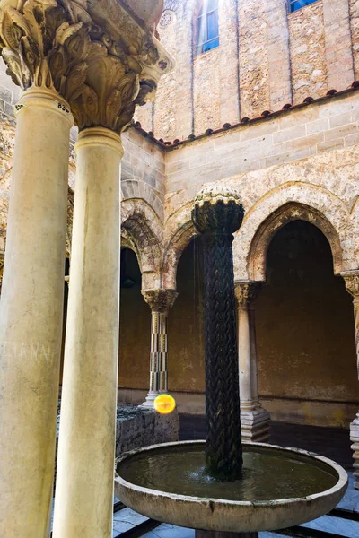 Columnas Claustro Abadía Monreale Palermo Sicilia Italia —  Fotos de Stock