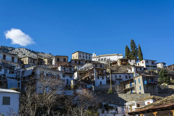 Peyzaj Kastanitsa panoramik manzarasına sahip, geleneksel bir tarihi köy Arcadia Mora Yunanistan.
