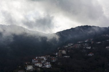 Yunanistan, Arcadia 'da sisli dağlardaki köy görüntüsü.