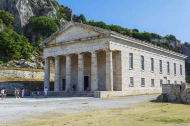 Korfu, Yunanistan - 25 Ağustos 2018: Aziz George Ortodoks Kilisesi ile Corfu eski kalesinin manzarası.