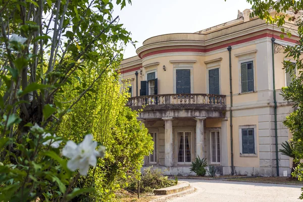 Uitzicht op het Mon Repos-paleis in Corfu-Eiland, Griekenland — Stockfoto