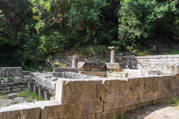 Pozůstatky Doricova chrámu v parku Mon Repos, město Korfu, Řecko — Stock fotografie