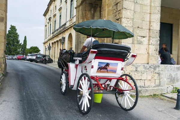 Carruaje de caballos decorado que ofrece un recorrido único por la ciudad de Corfú . — Foto de Stock