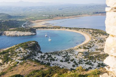 Voidokilia Beach Palaiokastro üzerinden Yunanistan Peloponnese bölgesinde görüntüle