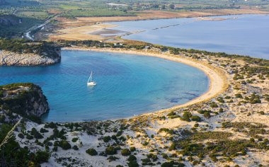 Voidokilia Beach Palaiokastro üzerinden Yunanistan Peloponnese bölgesinde görüntüle