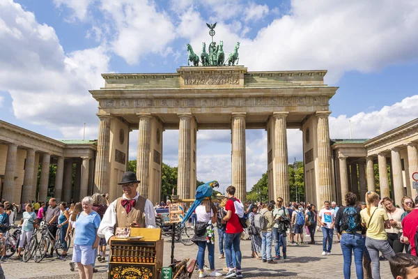 Les gens visitent la Porte de Brandebourg à Berlin — Photo