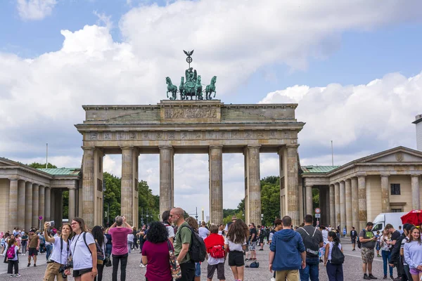 Les gens visitent la Porte de Brandebourg à Berlin — Photo