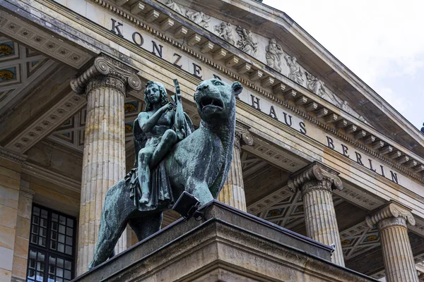 Lion de bronze et statue d'ange devant la salle de concert de Berlin sur Gendarmenmarkt à Berlin — Photo