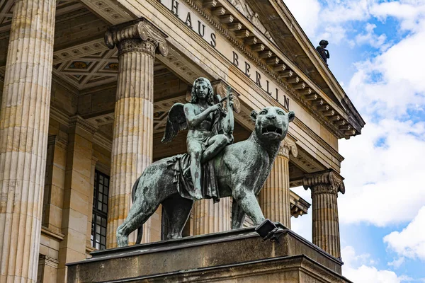 Lion de bronze et statue d'ange devant la salle de concert de Berlin sur Gendarmenmarkt à Berlin — Photo