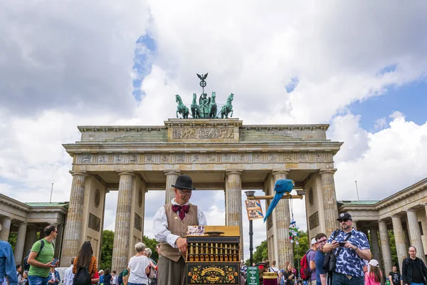 La gente visita la Porta di Brandeburgo a Berlino — Foto Stock