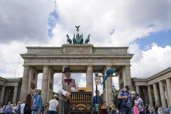 Ludzie odwiedzają Bramy Brandenburskiej w Berlinie — Zdjęcie stockowe