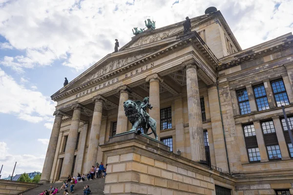 Leone di bronzo e statua d'angelo davanti alla sala concerti di Berlino sulla Gendarmenmarkt a Berlino — Foto Stock