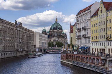 Berlin Katedrali'nin uzak manzarası, Berlin, Almanya, Avrupa