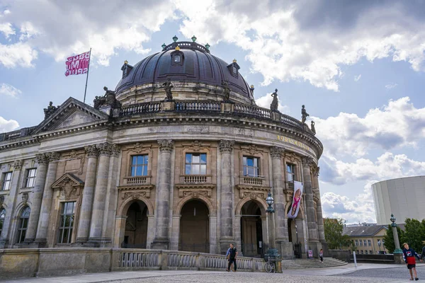 El Museo Bode en la isla del museo en el distrito de Mitte de Berlín . —  Fotos de Stock