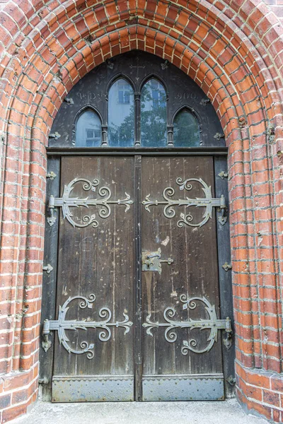 Porta di un vecchio edificio a Berlino — Foto Stock