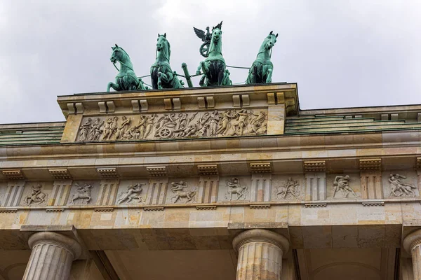 Vista da vicino della Porta di Brandeburgo a Berlino — Foto Stock