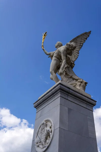 Estátua de Deus grego Íris carregando herói caído para o Monte Olimpo — Fotografia de Stock