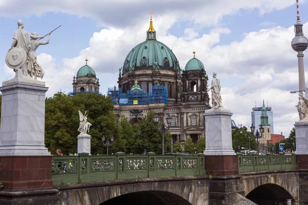 Vista a distanza della Cattedrale di Berlino, Berlino, Germania, Europa — Foto Stock