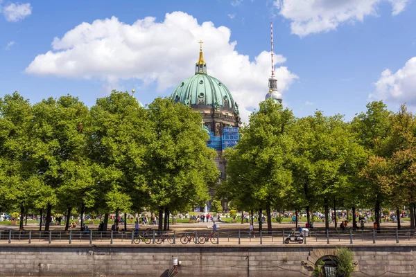 Vista a distanza della Cattedrale di Berlino, Berlino, Germania, Europa — Foto Stock