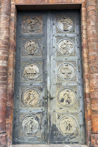 Puerta de la Iglesia Friedrichswerder - Friedrichswerdersche Kirche - en Berlín, Alemania . — Foto de Stock