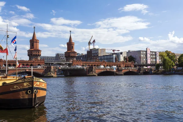Historical Oberbaum bridge -Oberbaumbruecke- and the river Spree in Berlin, Germany. — Stock Photo, Image