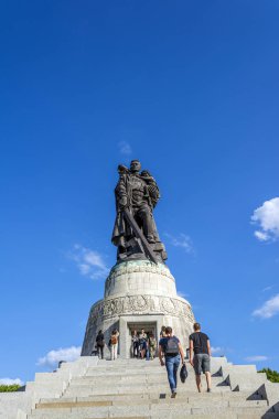 Sovyet Savaş Anıtı ziyaret turistler - Treptower Park. Berlin, Almanya