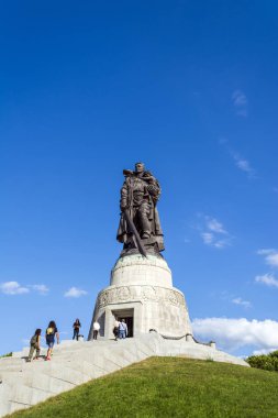 Sovyet Savaş Anıtı ziyaret turistler - Treptower Park. Berlin, Almanya