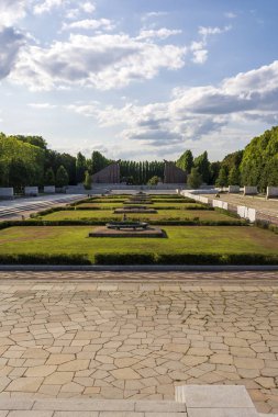 Sovyet Savaş Anıtı panoramik görünümü - Treptower Park. Berlin, Almanya