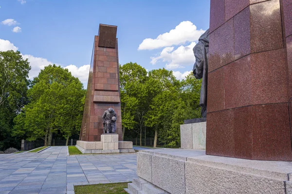 Советский военный мемориал Трептауэр Парк в Берлине, Германия . — стоковое фото