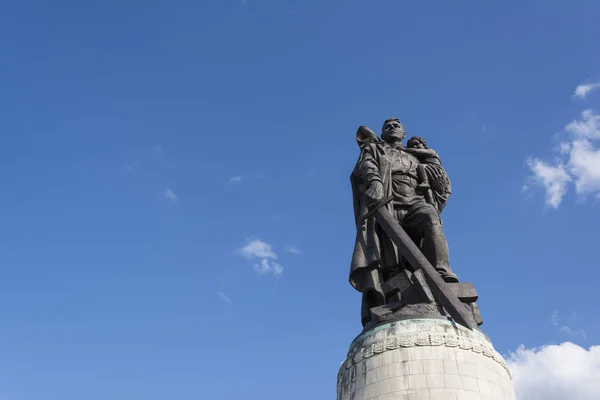 La estatua principal en el Memorial de la Guerra Soviética Treptower Park. Berlín, Alemania — Foto de Stock