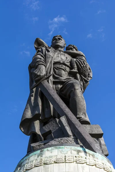 Sovyet Savaş Anıtı ana heykeli - Treptower Park. Berlin, Almanya