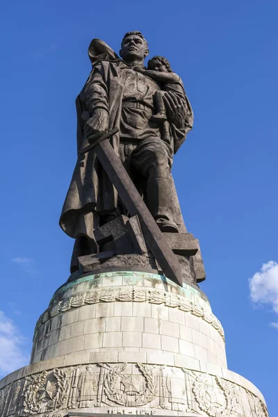 The main statue in the Soviet War Memorial - Treptower Park. Berlin, Germany — Stock Photo, Image