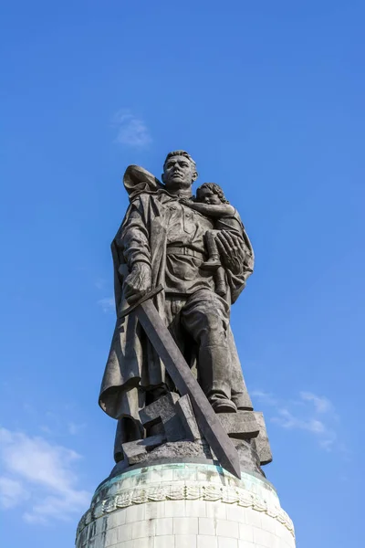 A estátua principal no Memorial da Guerra Soviética Treptower Park. Berlim, Alemanha — Fotografia de Stock
