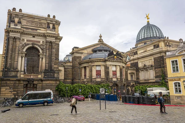 Pohled z Frauenkirche směrem na der Frauenkirche Street s akademií výtvarných umění v Drážďanech, Německo. — Stock fotografie