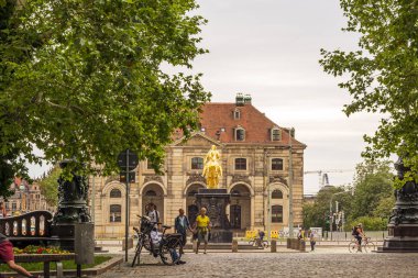 Dresden altın binici heykeli görünümü.