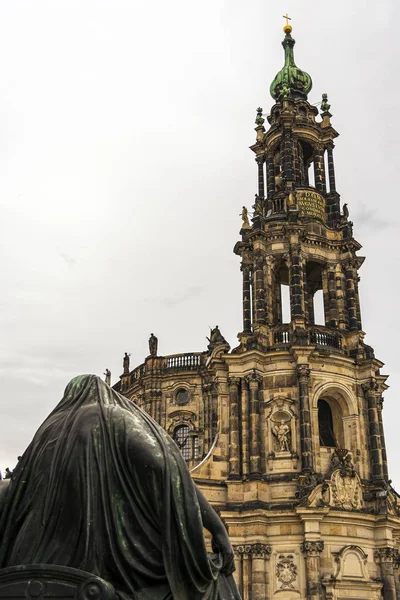 Torre de sino da Catedral de Dresden, a Catedral da Santíssima Trindade, a Igreja Católica da Corte Real da Saxónia . — Fotografia de Stock