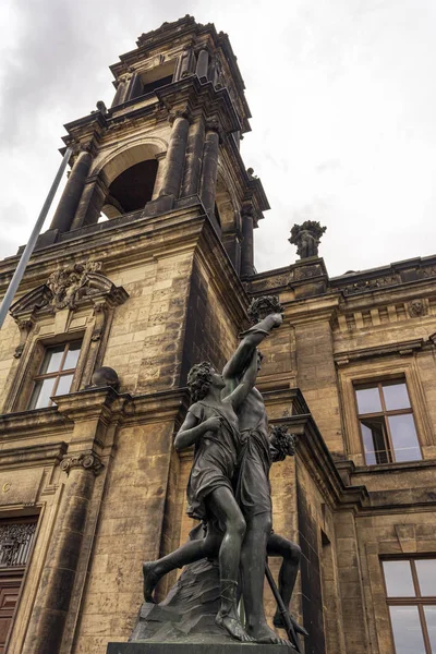 Estátua de Dresden perto de Oberlandesgericht na Alemanha Saxônia — Fotografia de Stock