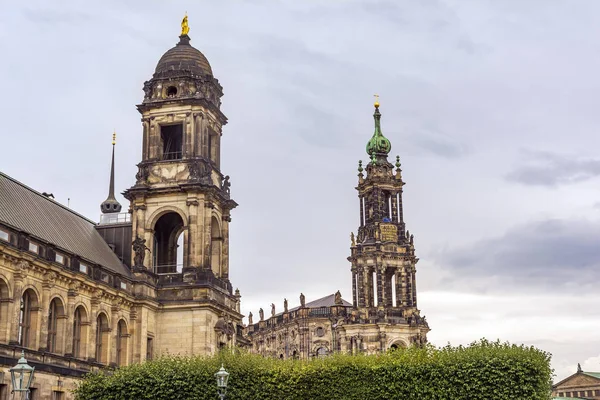 Vista de la Catedral Católica y el Oberlandesgericht de Dresde. Catedral de la Santísima Trinidad es una importante iglesia católica de la ciudad Dresde . —  Fotos de Stock