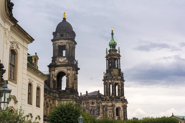 Vue de la cathédrale catholique et de l'Oberlandesgericht de Dresde. Cathédrale de la Sainte Trinité est une église catholique importante de la ville de Dresde . — Photo