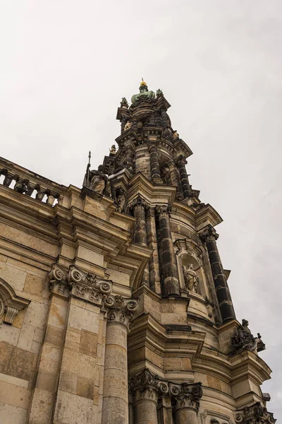 Torre de sino da Catedral de Dresden, a Catedral da Santíssima Trindade, a Igreja Católica da Corte Real da Saxónia . — Fotografia de Stock