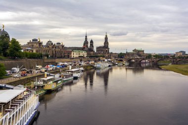 Elbe Nehri'ndeki Dresden şehri ve Augustus Köprüsü panoraması, Dresden, Saksonya, Almanya