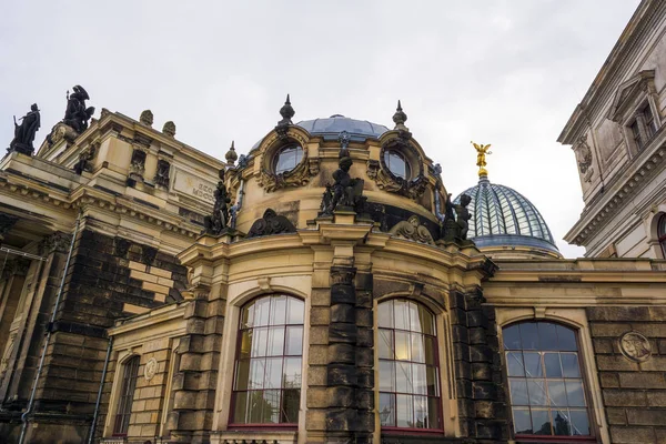 Edifícios históricos em Bruhl Terrasse em Dresden — Fotografia de Stock