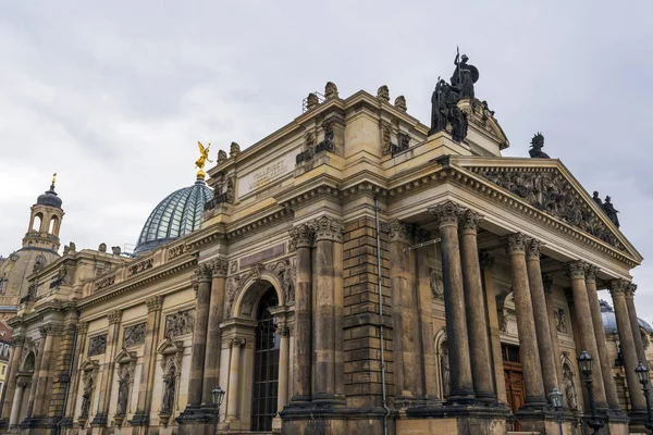 Edifícios históricos em Bruhl Terrasse em Dresden — Fotografia de Stock